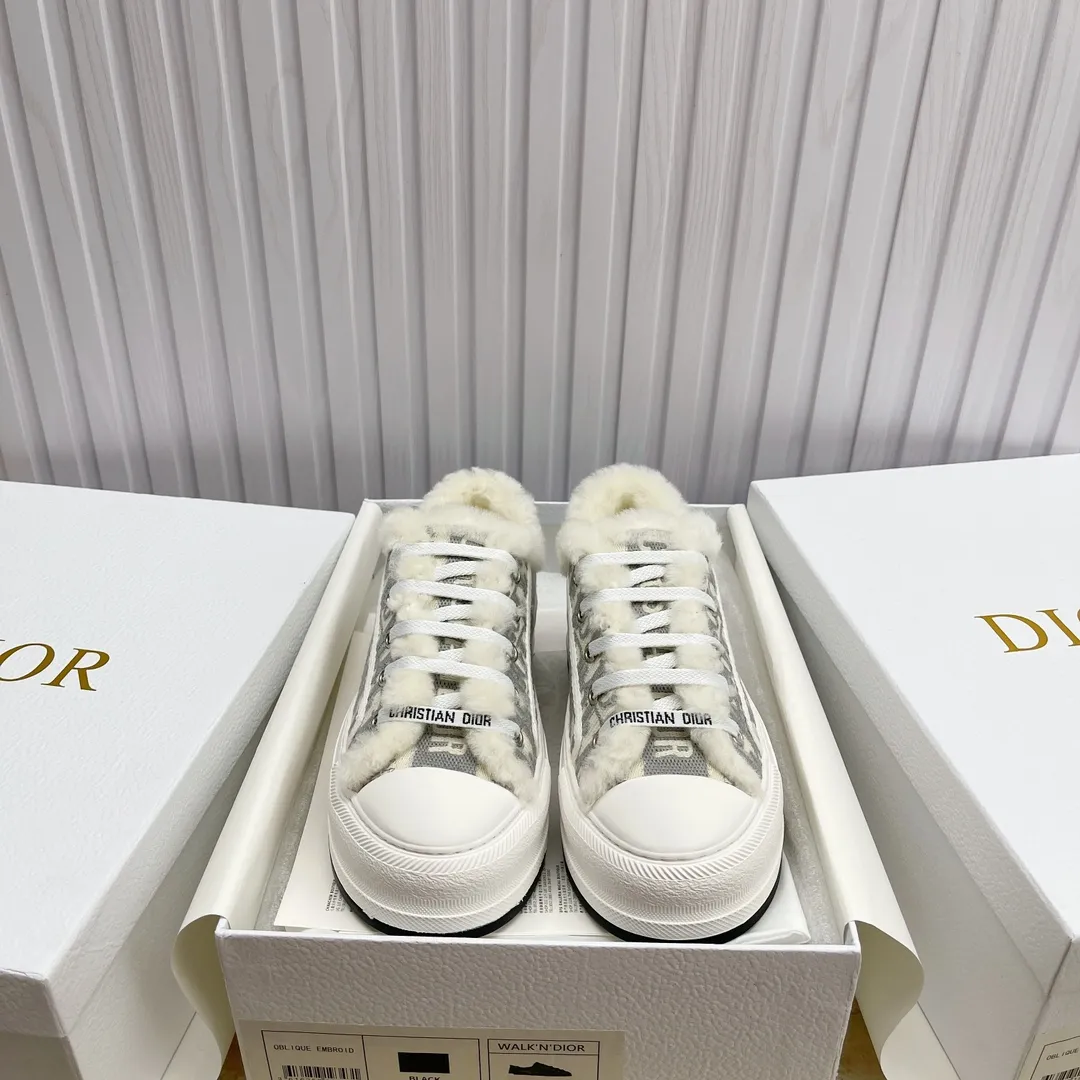 👟👟Ex-factory price 560👟👟 Ready-made high-quality Dior thick-soled sneakers with fully embroidered iconic patterns👟👟 ♦️Top quality in the market🎗Breaking hot item in foreign counters🎗Non-common imitation version in the market🎗🔳The fabric is made of Italian🇮🇹imported fabrics❗️Embroidered upper, original mold injection Logo frosted five-pointed star outsole🔳Inner wool injection molding mold Logo foam feet Code number: 35 to 41. 40 41 custom-made wool